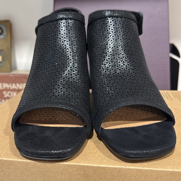 7.5 M open toe bootie. Perfect for fall 🍁🍂 - Picture 5 of 7